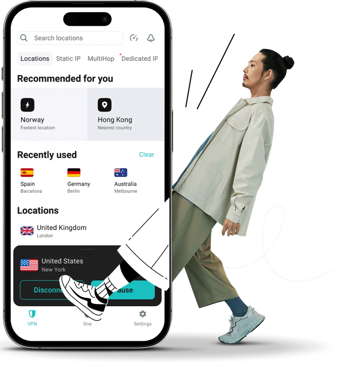 一个人即将进入带有AK LINK应用程序的手机屏幕。